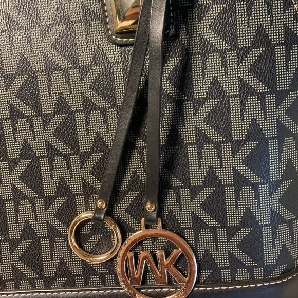 Hand bag, shoulder bag, Black and Grey.17 IN X 11.5 IN, Faux Leather.Wendy Keen. - Picture 3 of 16